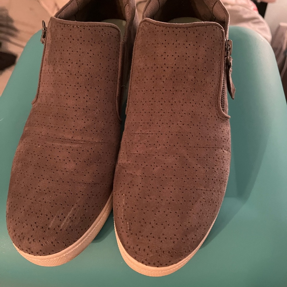 Gray. Dr. Scholl’s wedge booties. Size 8.5. Excellent condition.